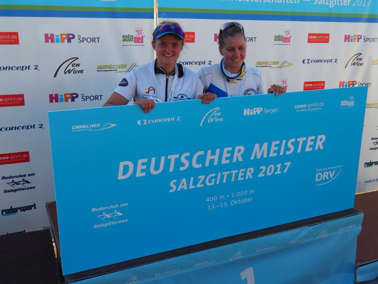 Foto(c)rü:  Luisa Neerschulte und Constanze Duell bei der Siegerehrung zur Deutschen Meisterschaft im Doppelzweier #1